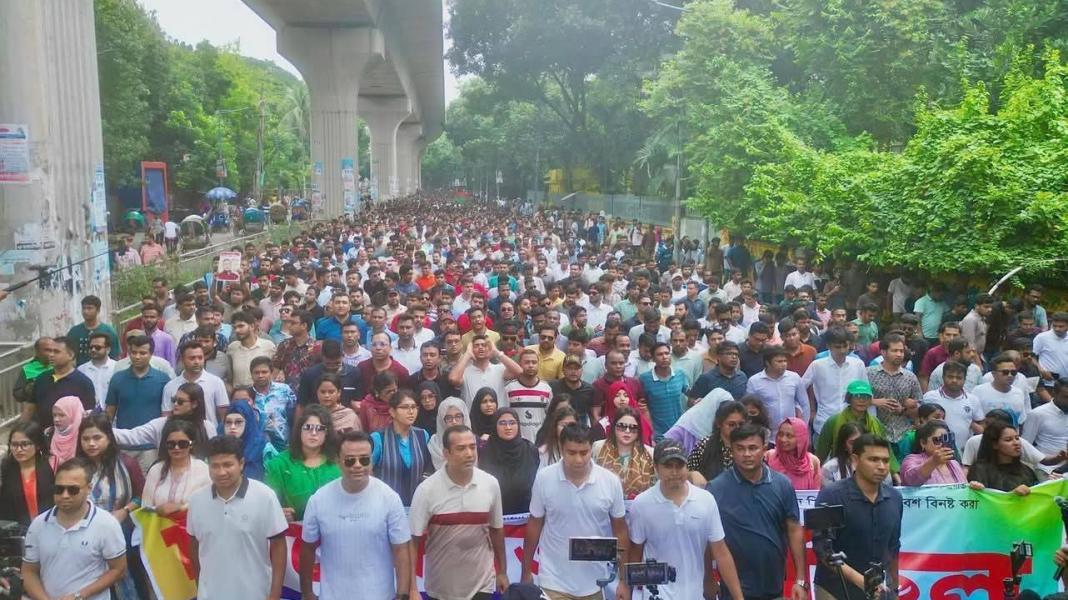 দিল্লি গেছে স্বৈরাচার, পিন্ডি যাবে রাজাকার” স্লোগানে ছাত্রদলের বিক্ষোভ